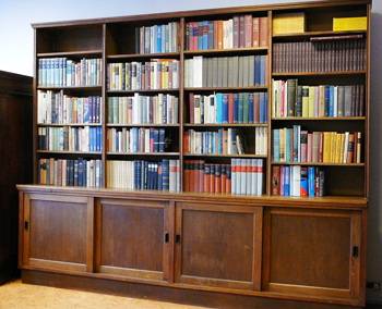 Boekenkast welke Hans G. Kresse gebruikte als nastlagwerk voor zijn illustraties